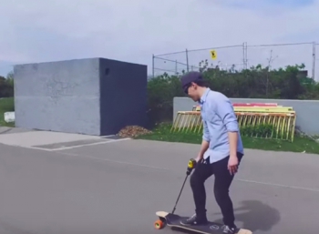 Скейтборд с приводом от дрели: самый глупый способ передвижения по городу