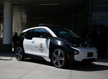 Полиция Лос-Анджелеса выбрала не Tesla. Преступники выдохнули)