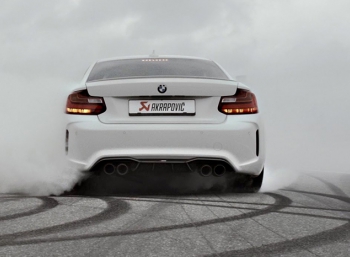 Akrapovic на BMW M2: страсть и желание