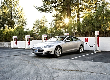 Клиенты Tesla больше не смогут заряжать свои машины бесплатно