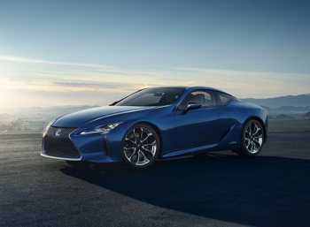 Lexus потратил 15 лет, чтобы изобрести новый оттенок синего