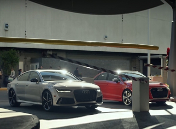 Audi RS3 и Audi RS7 на полном газу ищут праздничное парковочное место 