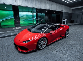 В красном цвете Lamborghini Huracan выглядит удивительно неплохо