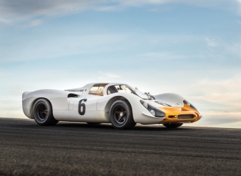 Почувствуйте себя участником винтажных гонок за рулем этого Porsche 908