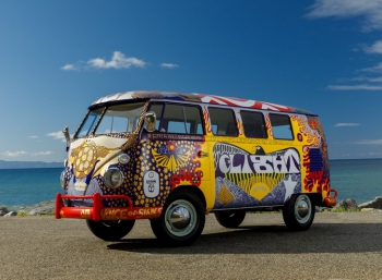 Реплика легендарного VW "Light" Bus оформлена тем же художником, что и 50 лет назад 