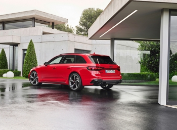 Обновленный Audi RS4 Avant имитирует старшего брата
