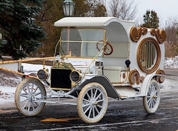 Винтажный цирковой фургон Ford Model T продавался вместе с тремя сибирскими тиграми