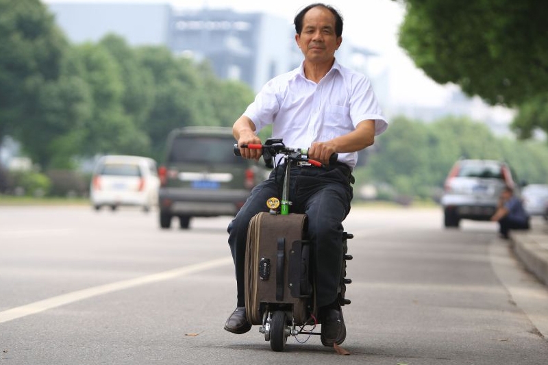 Житель Китая превратил чемодан в скутер