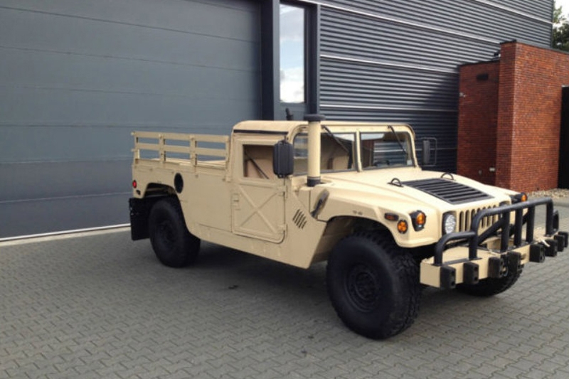 Почти новый пикап Humvee продается в Нидерландах