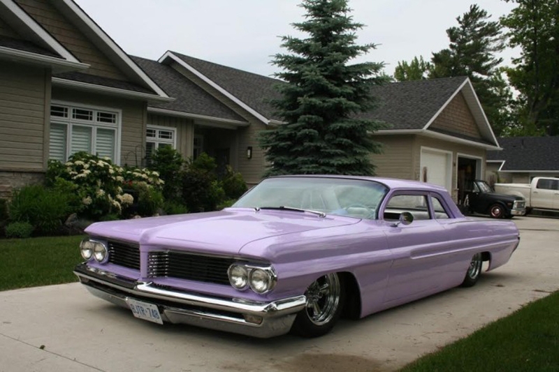 Низко летящий лиловый Pontiac Catalina