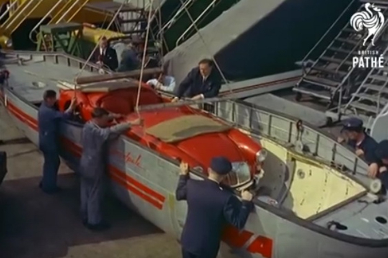 Как перевезти автомобиль по воздуху в лодке