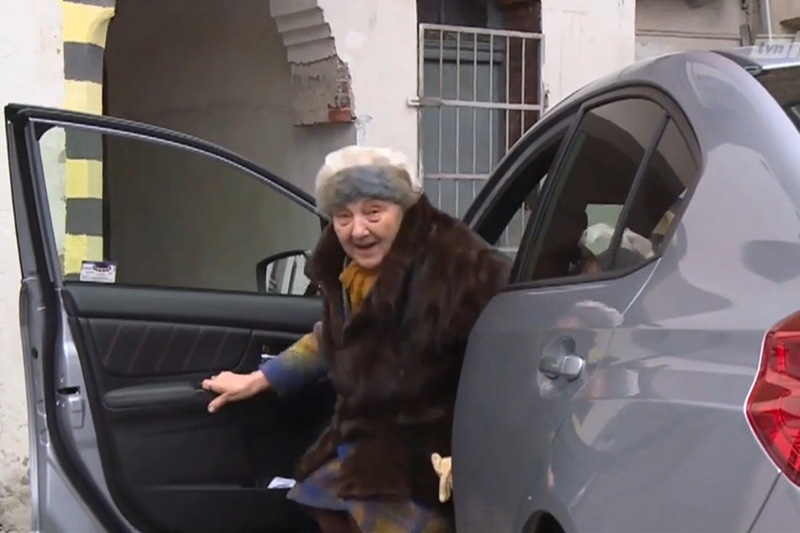 81-летняя бабушка ездит на Subaru WRX STI