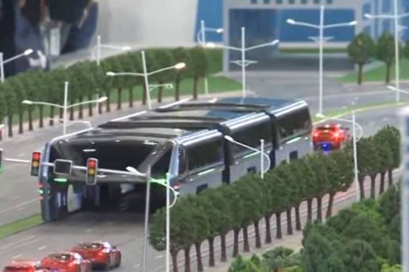 Китайский автобус, перевозящий 1400 пассажиров, фактически не занимает места на дороге