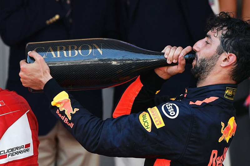 В Формуле-1 дело дошло до углеволоконных бутылок с шампанским