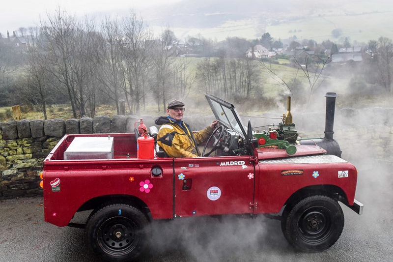 Английский пенсионер поставил на Land Rover паровой двигатель