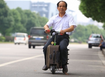 Житель Китая превратил чемодан в скутер