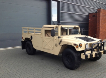 Почти новый пикап Humvee продается в Нидерландах