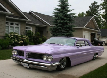 Низко летящий лиловый Pontiac Catalina