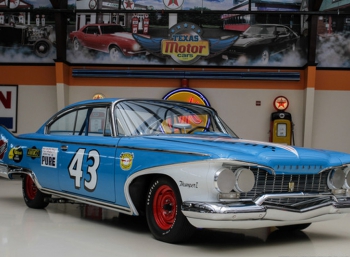 Имитация Plymouth Fury 7-кратного чемпиона Nascar продается на eBay