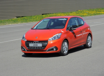 Дизельный Peugeot 208 показал средний палец гибридам