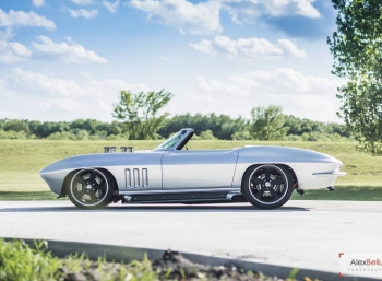 Потрясающий рестомод Corvette 1965 года уйдет с молотка