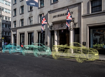 Land Rover расставил каркасные скульптуры кабриолета Evoque на улицах Лондона