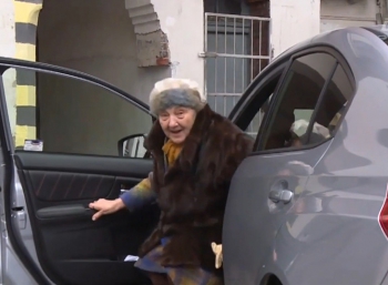 81-летняя бабушка ездит на Subaru WRX STI