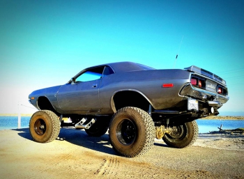 Внедорожный Dodge Challenger требует вашего внимания