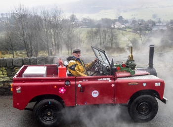 Английский пенсионер поставил на Land Rover паровой двигатель