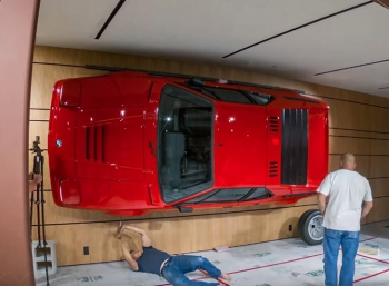 Два разбитых BMW M1 стали украшением гаражной стены