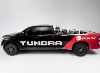 Toyota показала водородную "Тундру" с роботом-изготовителем пиццы