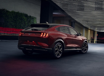 Современный пони-кар Ford Mustang Mach-E